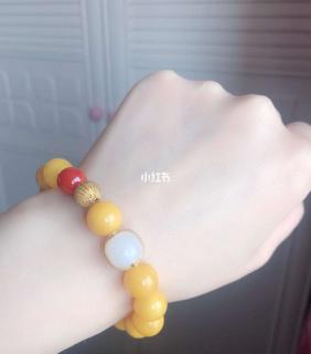 蜜蜡包金山流水和田玉南红的搭配惊艳